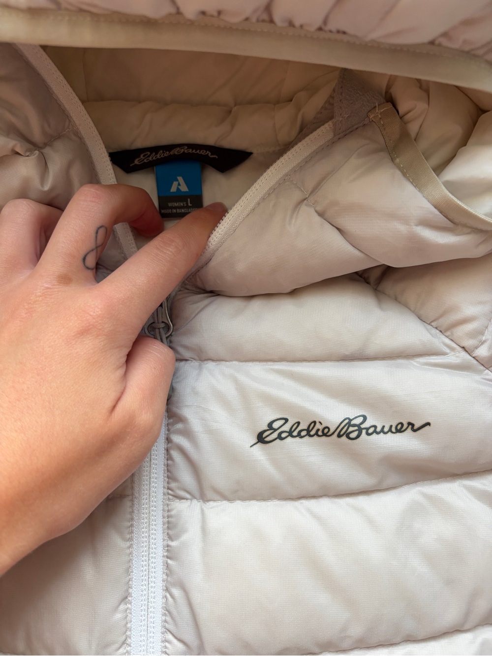 Eddie Bauer Women's White Packable Hooded Puffer Jacket - Picture 3 of 4